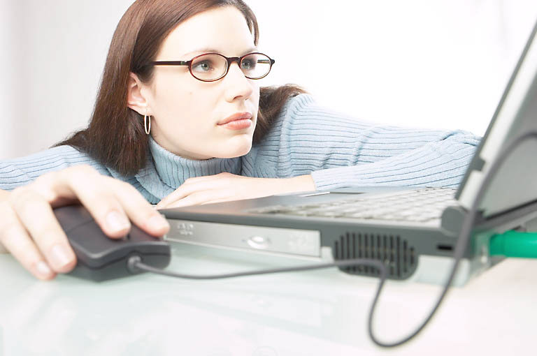Person arbeitet mit Maus und Laptop